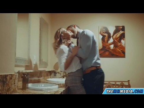 ❤️ Том биетэй шаргал үст таныг нийтийн бие засах газар уруу татах үед ❤ Секс видео mn.eviewporn-com.ru ﹏